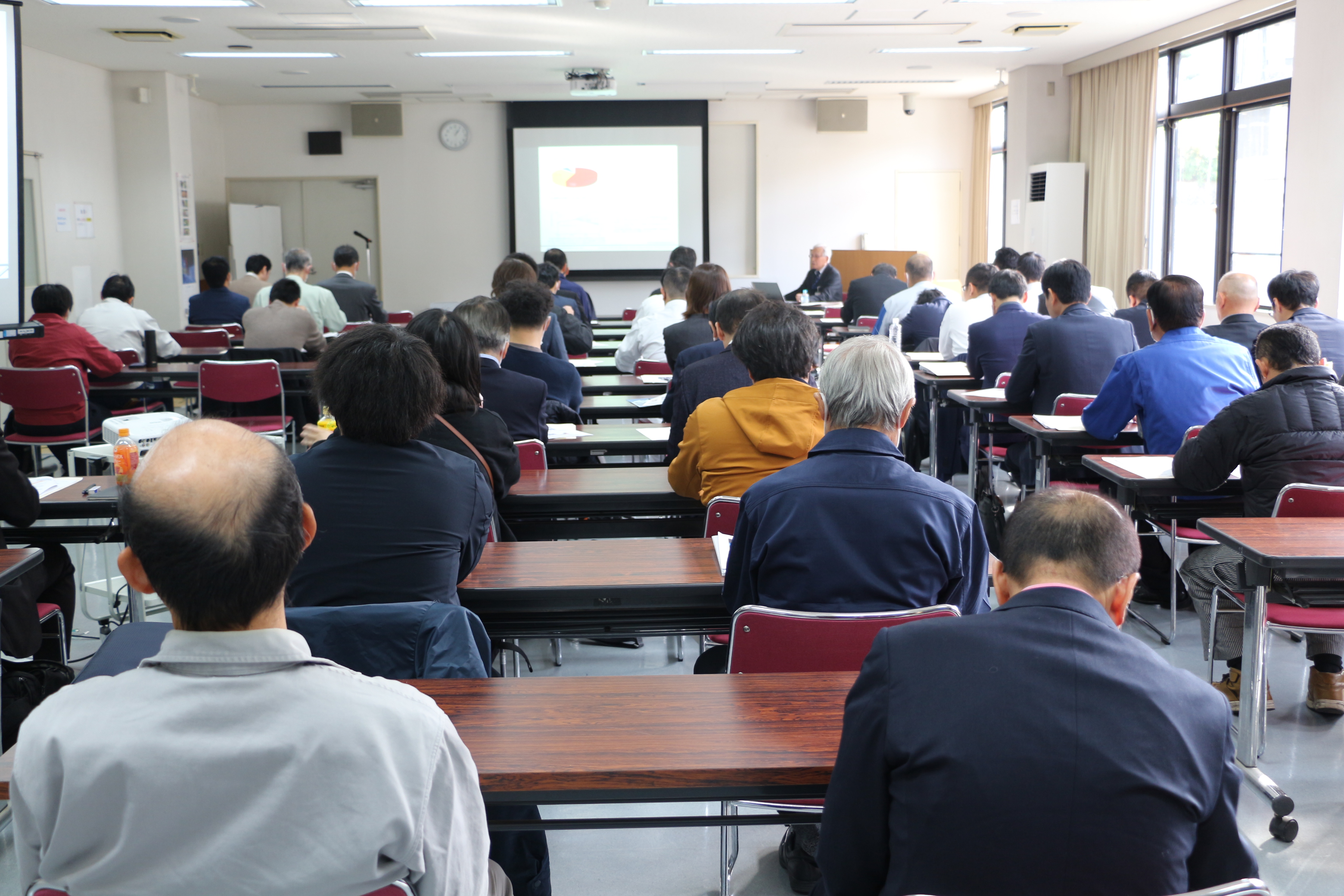 出前電動化道場を開催します！～電動車の部品を分解して展示し、その解説を行います～の模様